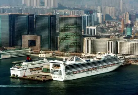Cruceros atracados en Hong Kong