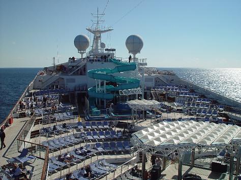 Cubierta exterior del barco de cruceros Carnival Victory