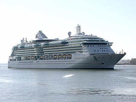 Botado el Jewel of the Seas, El buque de Royal Caribbean partiendo de Harwich mayo de 2004