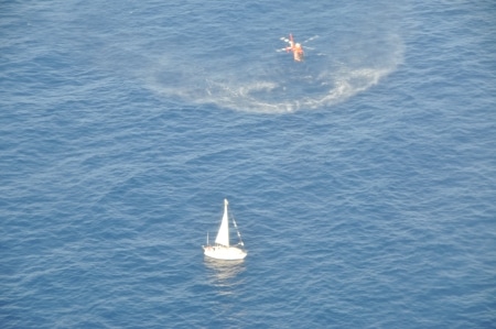 El helicóptero de la Guardia Costera evaluando la situación antes de avisar al Carnival Breeze