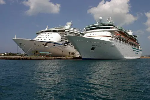 El barco junto al Voyager of the Seas, otro Royal Caribbean, en Nassau