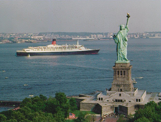 La estatua de la Libertad observa el buque Queen Elizabeth 2