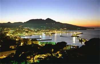 Imagen nocturna de Ceuta
