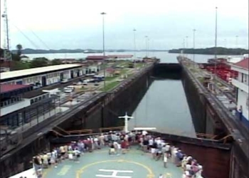 Cruzar el Canal de Panamá en 1 min 57 segundos