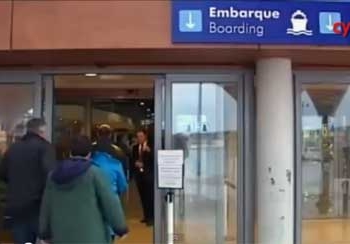 Primeros cruceristas embarcando tras el accidente del Costa Concordia