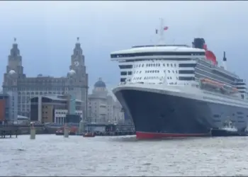 El Queen Mary 2 en una escala en Liverpool