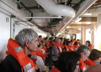 Imagen del simulacro de emergencia en un crucero