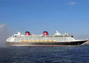 Concierto de Sirenas del Disney Fantasy a su llegada a New York, espectacular!!