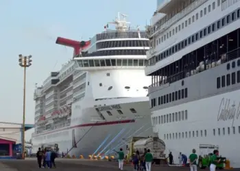 Barcos de Carnival Cruises y Celebrity Cruises en Mazatlán