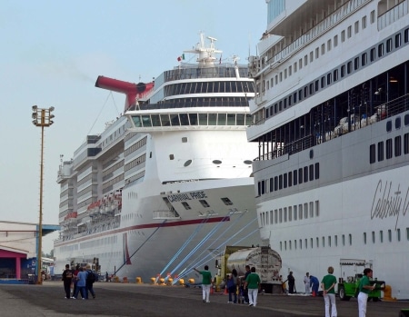 Barcos de Carnival Cruises y Celebrity Cruises en Mazatlán