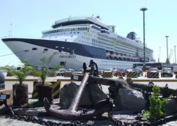 El crucero Celebrity Infinity atracado en el Puerto de Montevideo