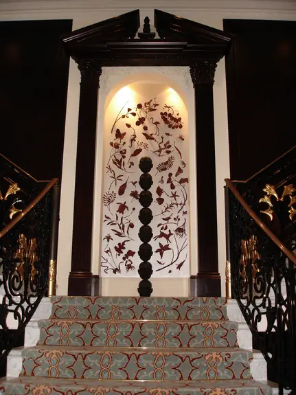 Imagen de una escalera interior del Azamara Quest
