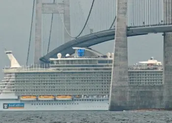 El Allure of the Seas cruzando el puente Storebaelt en Dinamarca