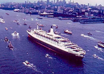 El Queen Elizabeth 2 llegando a Nueva York el 7 de mayo de 1969