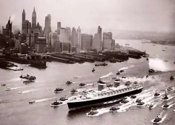 El SS United States entrando en Nueva York