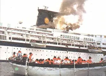 El crucero Sun Vista incendiándose el 20 de mayo de 1999