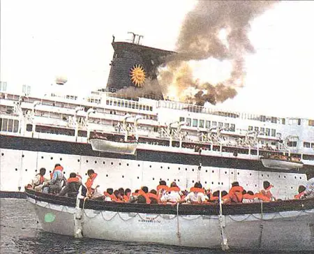 El crucero Sun Vista incendiándose el 20 de mayo de 1999