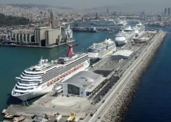 Barcos de cruceros atracados en el Puerto de Barcelona