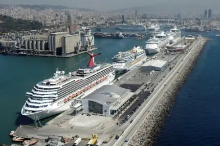 Barcos de cruceros atracados en el Puerto de Barcelona
