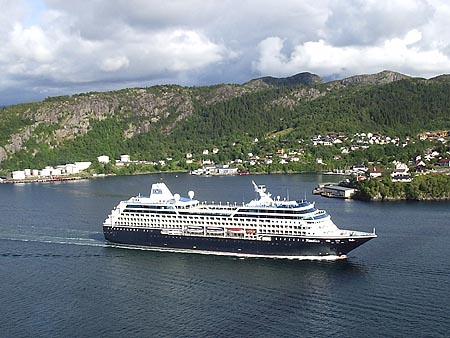 El Nautica de Oceania Cruises abandonando Bergen