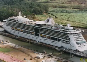 El Radiance of the Seas de Royal Caribbean cruzando el Canal de Panamá