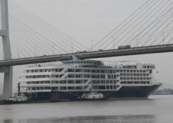 Imagen del momento del choque entre el crucero y el puente