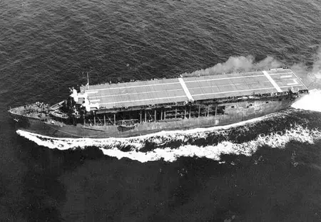 El MS Seven Seas cuando sirvió como portaviones auxiliar con el nombre de USS Long Island