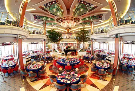 Espectacular imagen de uno de los restaurantes del barco de Royal Caribbean