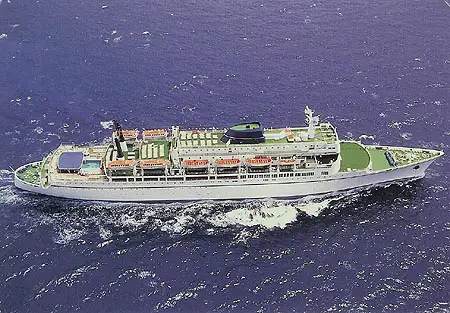 Toma aérea del barco operado por World Explorer Lines