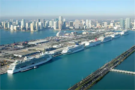 Varios cruceros atracados en el Puerto de Miami