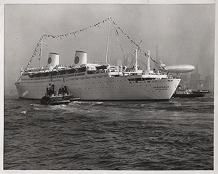 El MS Kungsholm llegando por primera vez a Nueva York el año 1953