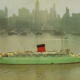 El RMS Caronia, la Diosa Verde, abandonando la ciudad de Nueva York