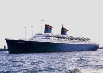 El SS America poco después de pasar por el dique seco tras su adquisición por Venture Cruise Line