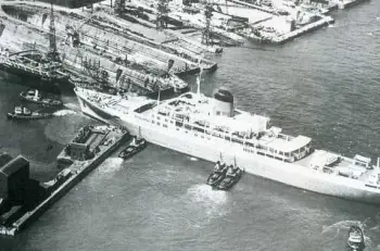 El barco abandonando el astillero el año 1960