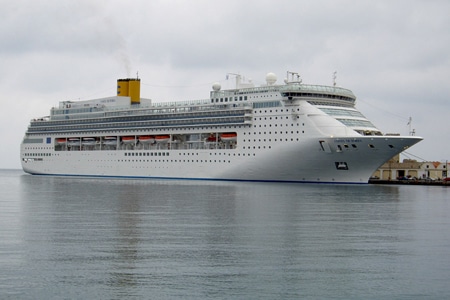 El barco de Costa Cruceros atracado en la isla de Rodas, Botado el Costa Victoria