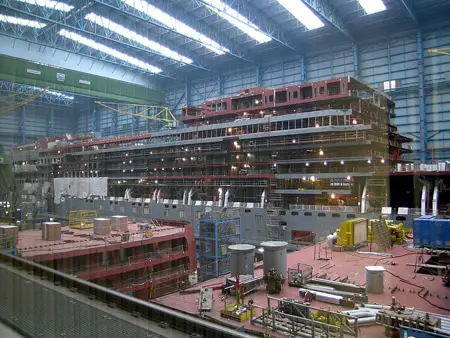 El barco de NCL en un momento de su construcción el año 2004 en Meyer Werft, Papenburg