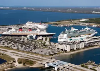 Tres barcos de Royal Caribbean, Disney Cruise Line y Carnival Cruise Lines en Port Canaveral