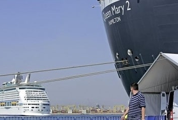 El Queen Mary 2 y el Adventure of the Seas en Valencia ayer domingo