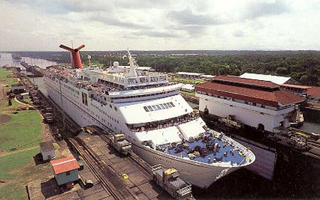 Fiebre constructora de barcos de cruceros,El Tropicale cruzando el Canal de Panamá