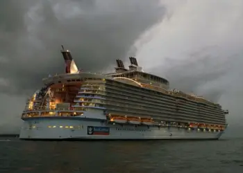 Imagen del Oasis of the Seas en su viaje de entrega a la naviera