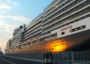 La elegante figura del barco de Cunard atracado en un puerto