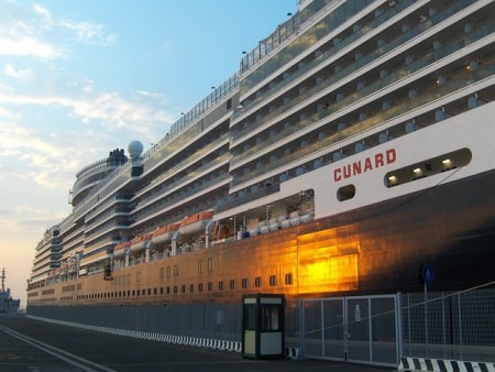 La elegante figura del barco de Cunard atracado en un puerto e1347351525295