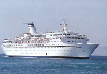 El MS Rhapsody, antiguo Cunard Princess, en una postal del año 2000