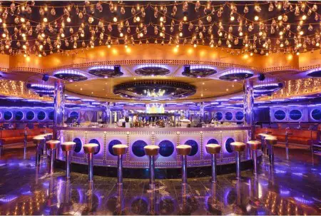 El espectacular y luminoso salón Ballroom del Costa Favolosa
