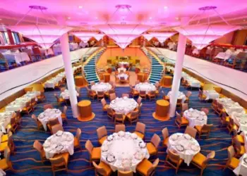 Imagen del colorido Sapphire Dining Room del barco de Carnival
