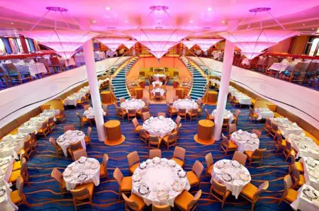 Imagen del colorido Sapphire Dining Room del barco de Carnival e1352997275212