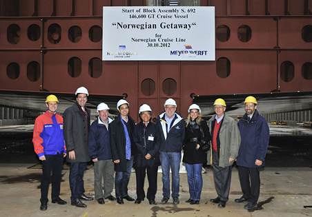 Representantes de Norwegian Cruise Line y de Meyer Werft en la ceremonia de colocación de la quilla