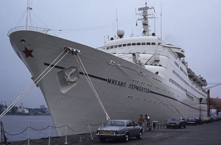 El barco de la naviera soviética en Tilbury en 1983
