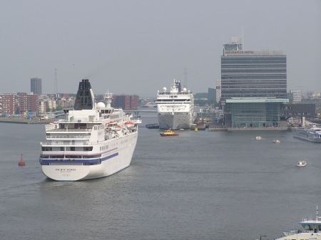 Barcos de cruceros en la capital holandesa
