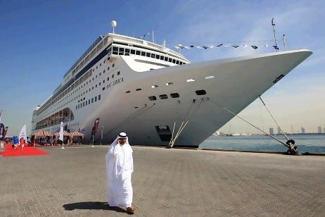 El barco MSC Lirica atracado en el puerto de Mina Zayed